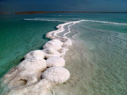         Мертвое море – это соль и скалы: белоснежные солевые образования, выступающие из воды как коралловые призраки, и камни под палящим солнцем, стоящим летом и зимой в неподвижном ослепительном небе