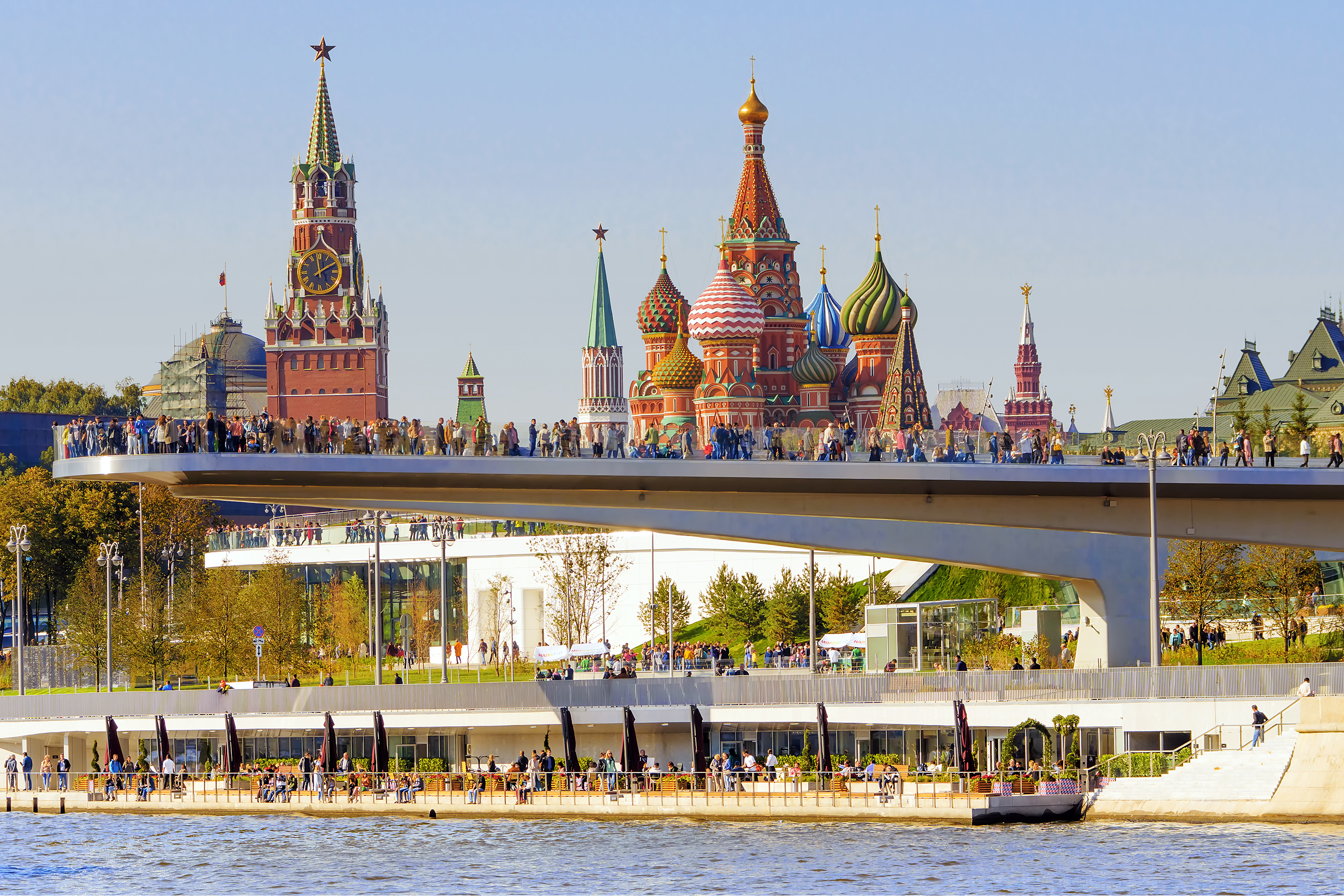 Виден столица. Парк Зарядье вид на Кремль. Парк на красной площади в Москве Зарядье. Парк Зарядье мост Кремль.