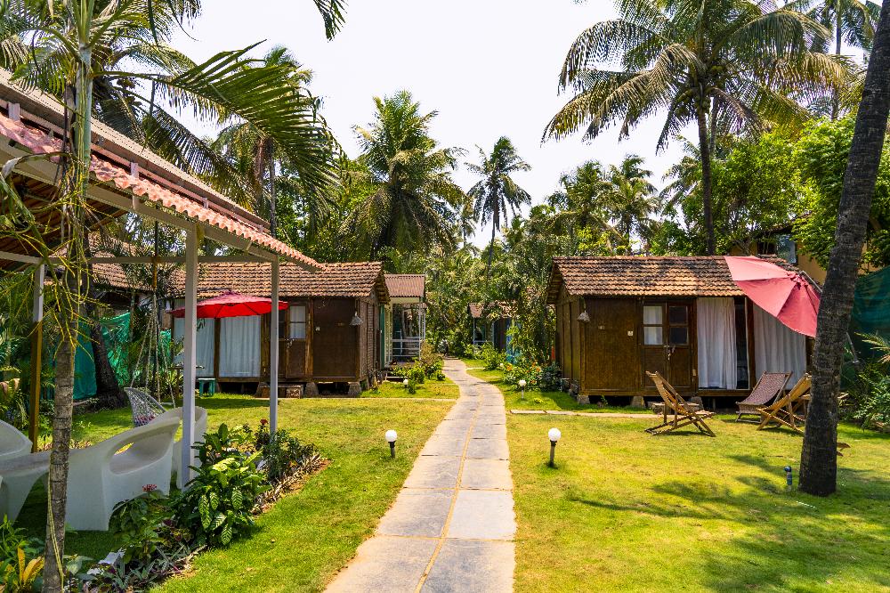 Отель VILLAGE SUSEGAT BEACH RESORT 3*, Северный Гоа. Морджим / North Goa.Morjim Индия: цены на отдых, фото, отзывы, бронирование онлайн. Лучшиепредложения от Библио-Глобус