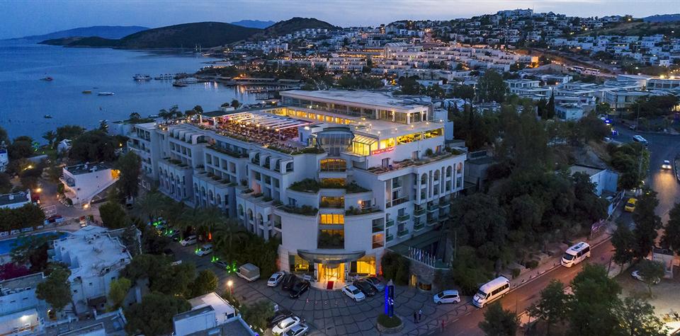 Ева Ангелинамен және бұзақылармен топтық жыныстық қатынас