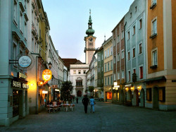 Третий по величине город в Австрии раскинулся по обе стороны реки
Дунай и является крупным промышленным, образовательным и культурным
центром страны