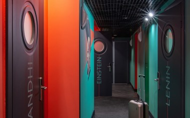 Бунтари, отель -*