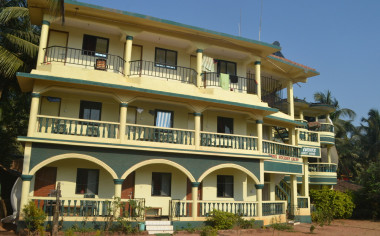 1. Ivon Guesthouse -*