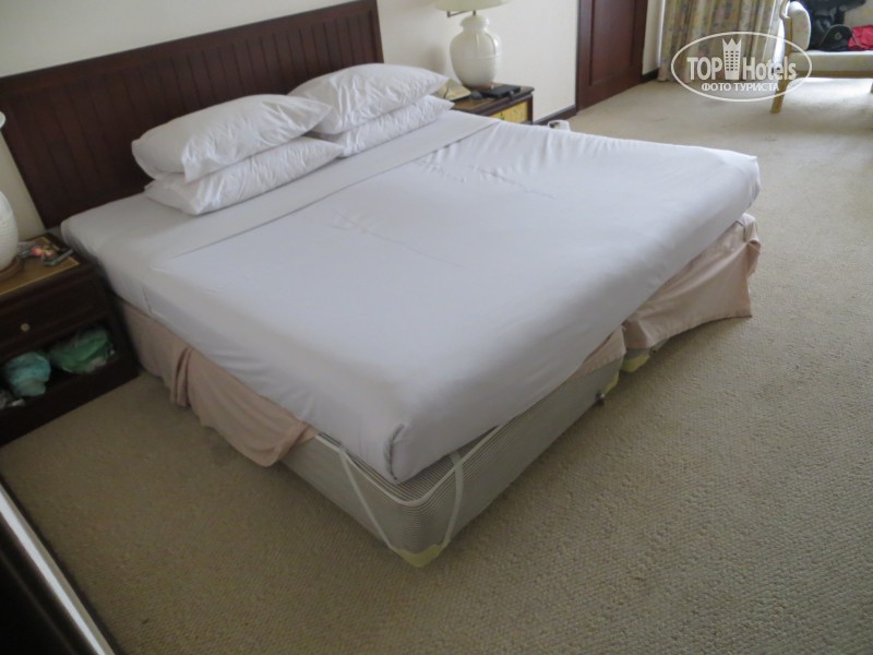 Мачеха кровать отель сын. Кровать в отеле. Кровати для гостиниц. Заправленная кровать в отеле. Застеленная кровать в отеле.